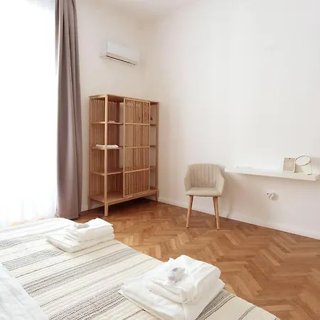Central - Charming Historic Gem - Modern Comforts Apartment