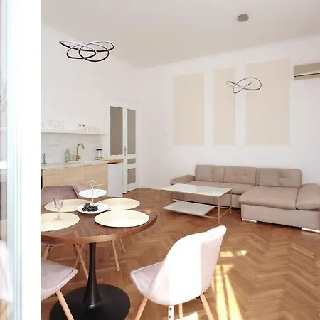 Central - Charming Historic Gem - Modern Comforts * Pula