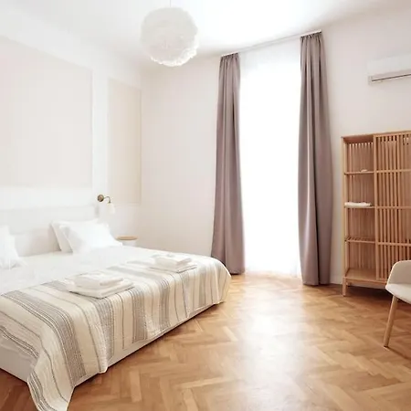Central - Charming Historic Gem - Modern Comforts Apartment *