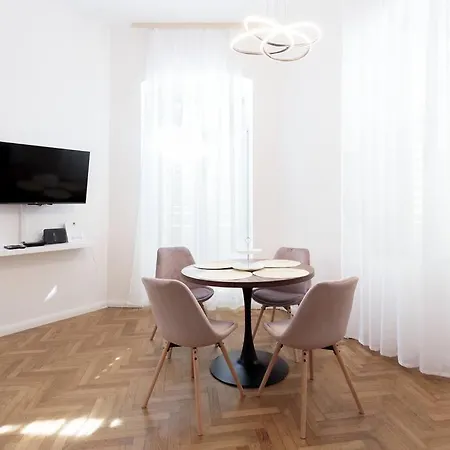 Central - Charming Historic Gem - Modern Comforts