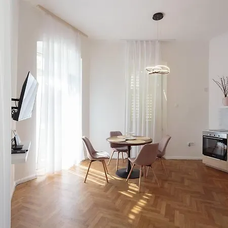 Central - Charming Historic Gem - Modern Comforts Apartment *