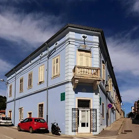 Central - Charming Historic Gem - Modern Comforts Apartment