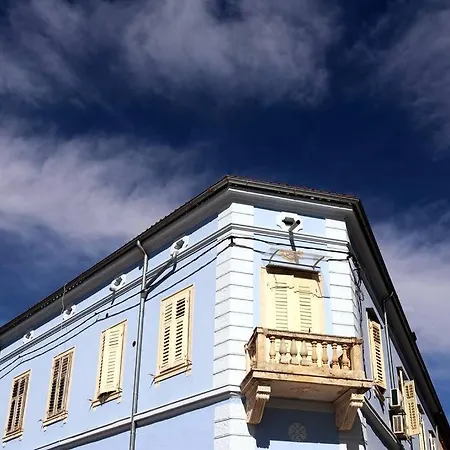 Apartment Central - Charming Historic Gem - Modern Comforts *