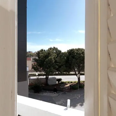 Apartman Central - Charming Historic Gem - Modern Comforts *